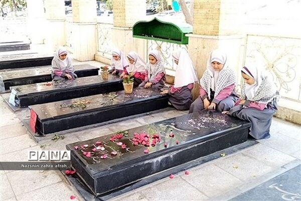 غبارروبی مزار شهدا توسط دانش‌آموزان رودهن در هفته بسیج