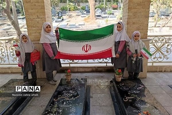 غبارروبی مزار شهدا توسط دانش‌آموزان رودهن در هفته بسیج
