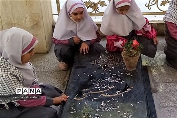 غبارروبی مزار شهدا توسط دانش‌آموزان رودهن در هفته بسیج