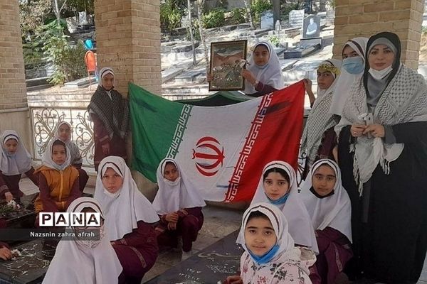 غبارروبی مزار شهدا توسط دانش‌آموزان رودهن در هفته بسیج
