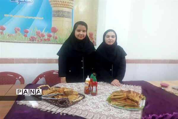 بازارچه محصولات خانگی در دبیرستان شهیده روحی ابرکوه