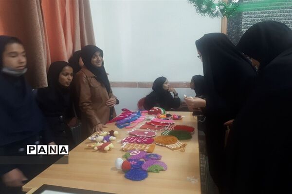 بازارچه محصولات خانگی در دبیرستان شهیده روحی ابرکوه