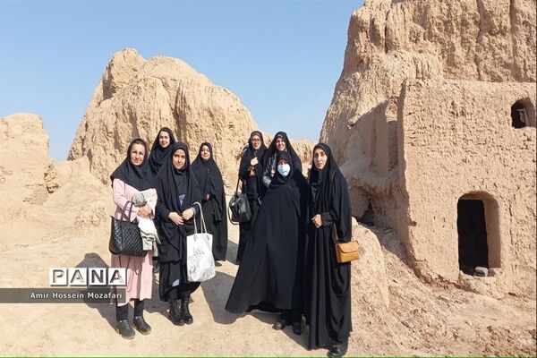 مراسم تقدیر از طلایه‌داران تعلیم و تربیت شهرستان آرادان