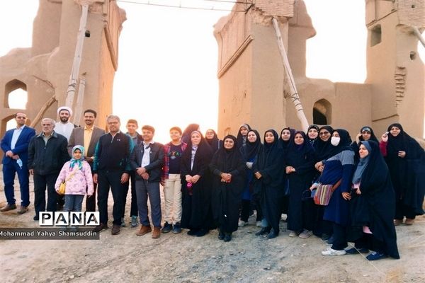 باغ‌گردی و بازدید مربیان پرورشی شهرستان سمنان از بناهای تاریخی