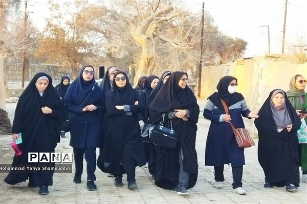 باغ‌گردی و بازدید مربیان پرورشی شهرستان سمنان از بناهای تاریخی
