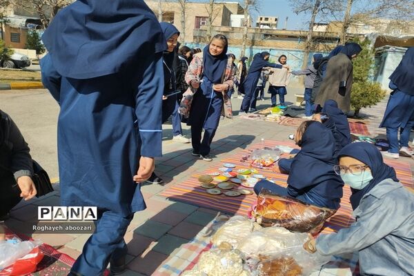 بازارچه محصولات خانگی در دبیرستان عصمت صفادشت