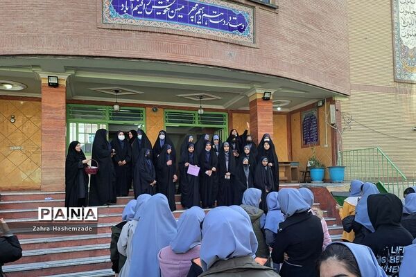 تقدیر از دانش‌آموزان با حجاب برتر در دبیرستان ولیعصر (عج) ناحیه یک شهرری