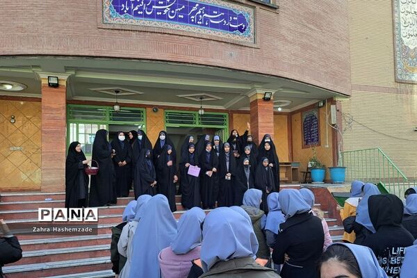 تقدیر از دانش‌آموزان با حجاب برتر در دبیرستان ولیعصر (عج) ناحیه یک شهرری