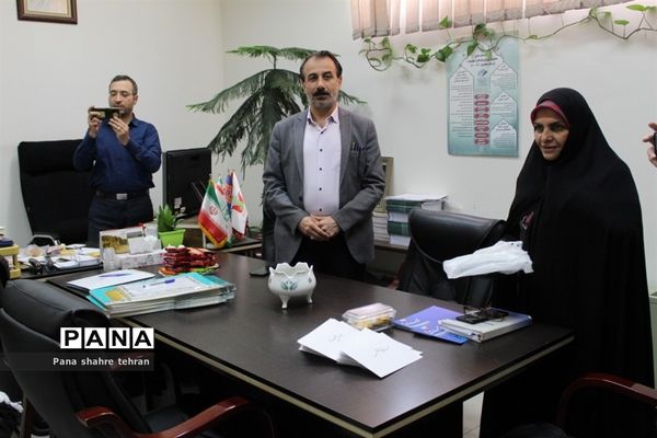 اهدای هدیه فرهنگى دانش‌آموزان به فرهنگیان اداره‌کل به مناسبت هفته تربیت اسلامى