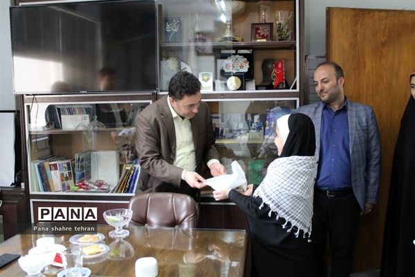 اهدای هدیه فرهنگى دانش‌آموزان به فرهنگیان اداره‌کل به مناسبت هفته تربیت اسلامى