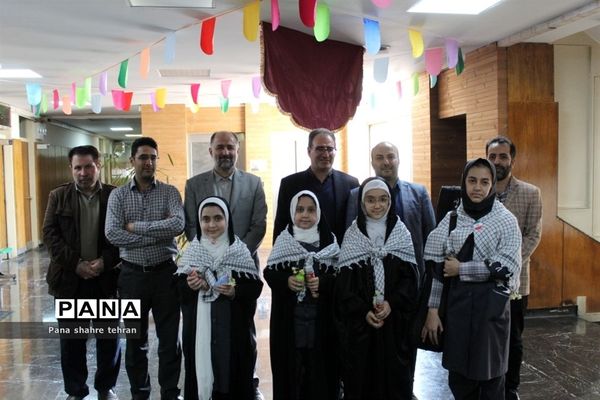 اهدای هدیه فرهنگى دانش‌آموزان به فرهنگیان اداره‌کل به مناسبت هفته تربیت اسلامى