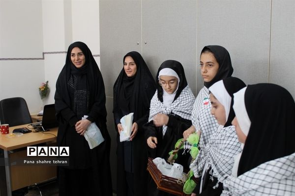 اهدای هدیه فرهنگى دانش‌آموزان به فرهنگیان اداره‌کل به مناسبت هفته تربیت اسلامى