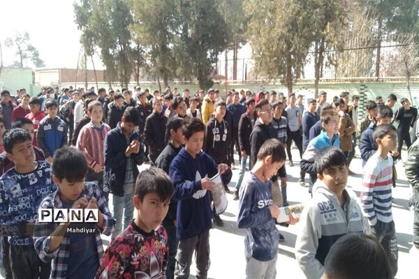 تقدیر از دانش‌آموزان برتر مسابقه فوتبال در دهه فجر شهر جوادآباد