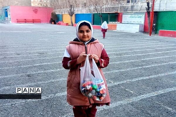 اهداء ویلچر به دانش‌آموز معلول مدرسه استثنایی در شهرقدس
