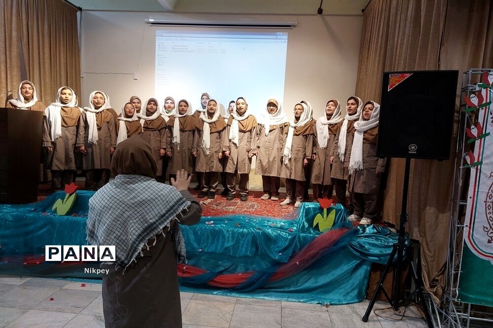 بزرگداشت هفته تربیتی در دبیرستان شاهد حجاب منطقه ۱۳
