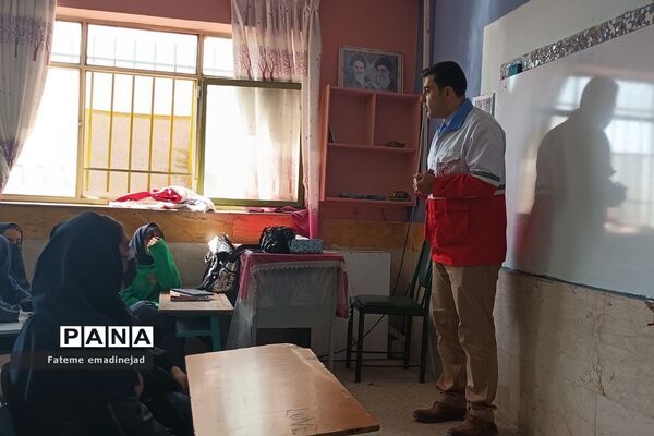 کارگاه  آموزشی هلال احمر پیرامون طرح دادرس در مدرسه تربیت رودهن