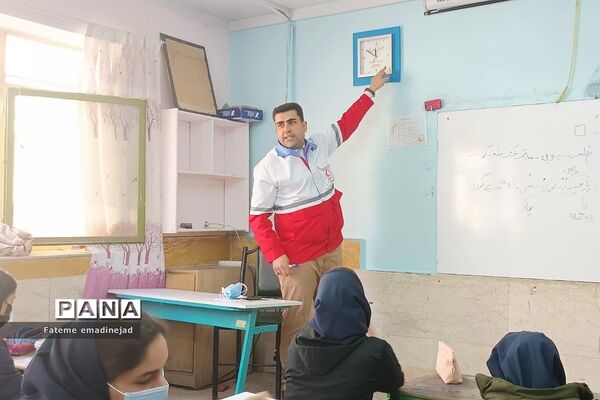 کارگاه  آموزشی هلال احمر پیرامون طرح دادرس در مدرسه تربیت رودهن