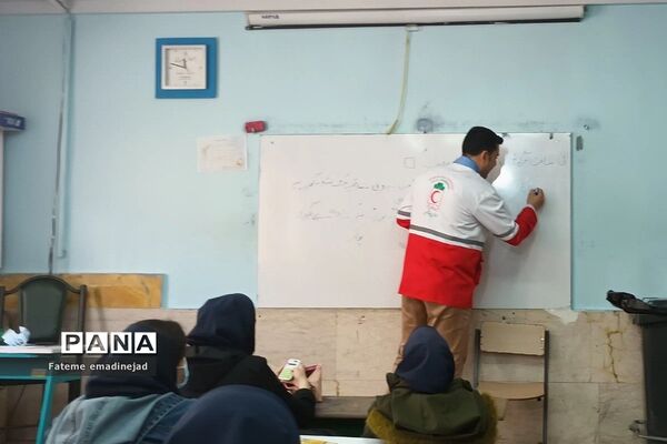 کارگاه  آموزشی هلال احمر پیرامون طرح دادرس در مدرسه تربیت رودهن