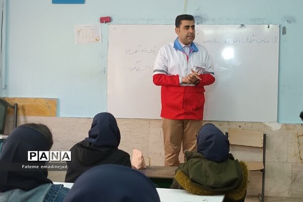 کارگاه  آموزشی هلال احمر پیرامون طرح دادرس در مدرسه تربیت رودهن