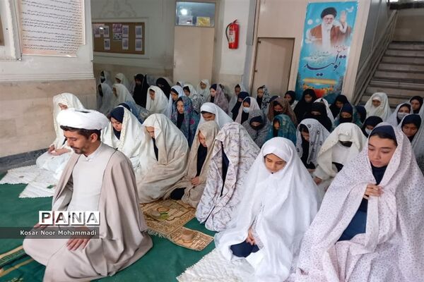 نمازجماعت درآموزشگاه آیت‌الله گلپایگانی اسلامشهر