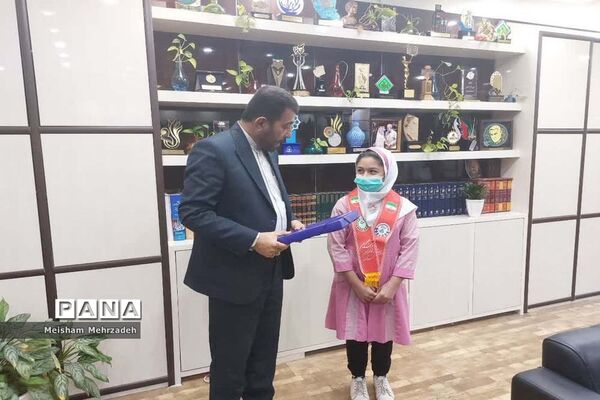 اهدای گل به مسئولان اداره‌کل آموزش و پرورش استان و شهرستان بوشهر در هفته امور تربیتی