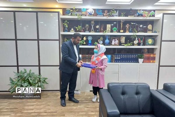 اهدای گل به مسئولان اداره‌کل آموزش و پرورش استان و شهرستان بوشهر در هفته امور تربیتی