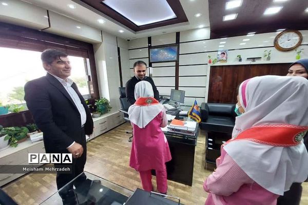 اهدای گل به مسئولان اداره‌کل آموزش و پرورش استان و شهرستان بوشهر در هفته امور تربیتی