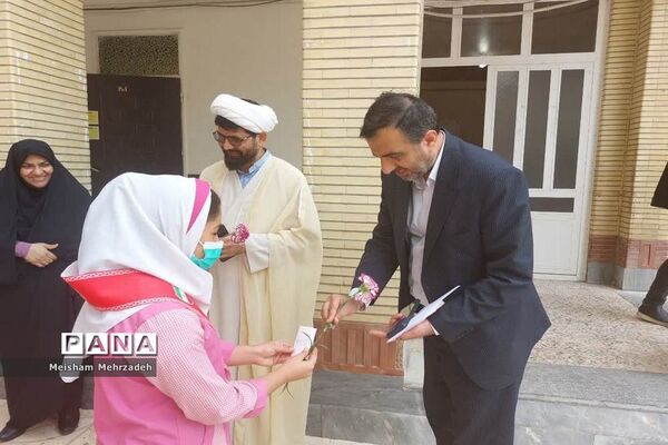 اهدای گل به مسئولان اداره‌کل آموزش و پرورش استان و شهرستان بوشهر در هفته امور تربیتی