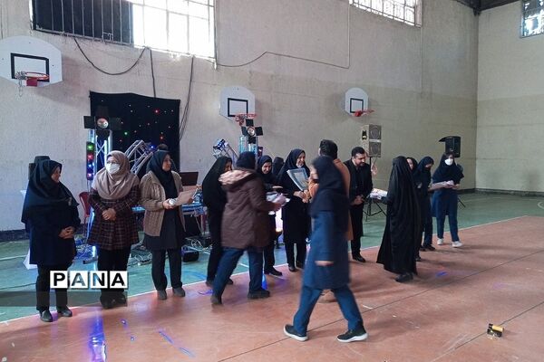 جشن بزرگ اعیاد شعبانیه و تقدیر از دانش‌آموزان دبیرستان طالقانی رودهن