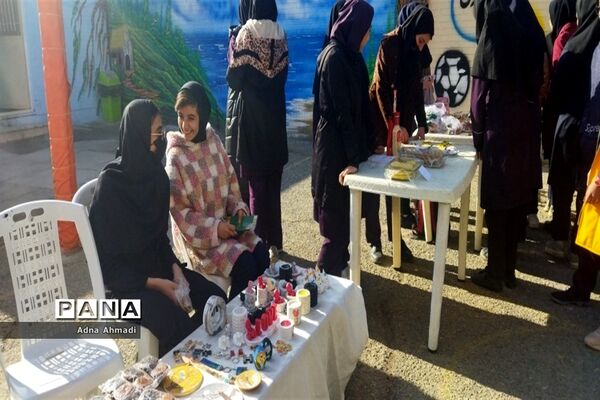 برگزاری بازارچه کار آفرینی در دبیرستان فیاض  کاشمر