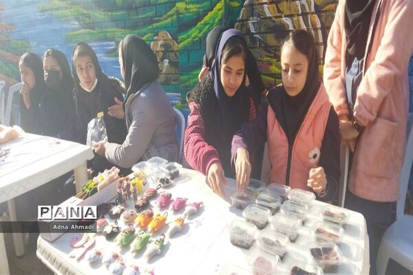برگزاری بازارچه کار آفرینی در دبیرستان فیاض  کاشمر