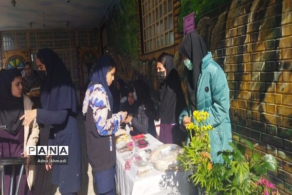 برگزاری بازارچه کار آفرینی در دبیرستان فیاض  کاشمر