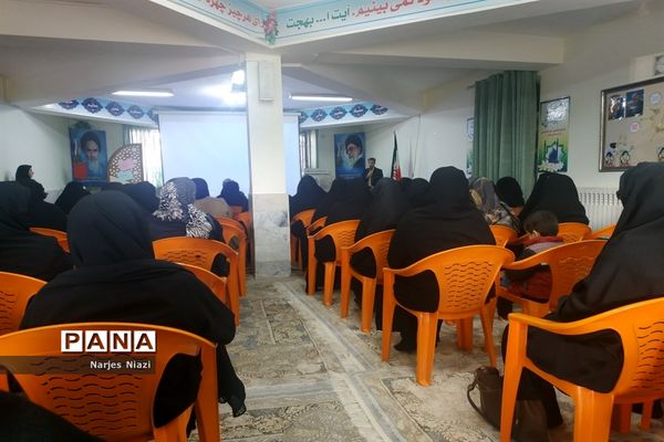برگزاری جلسه هدایت تحصیلی ویژه والدین دانش‌آموزان دبیرستان شاهد هاجر