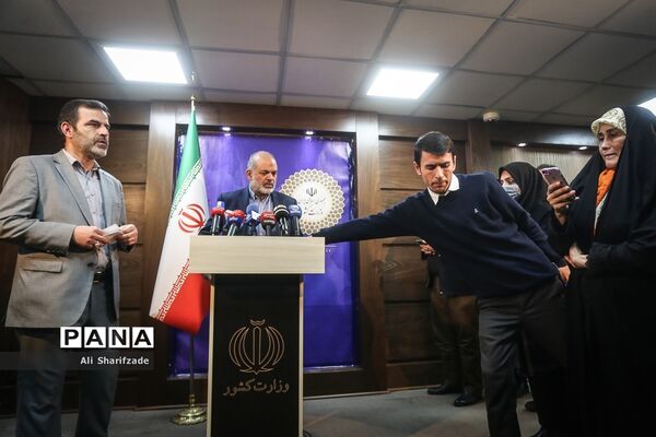 نشست وزرای آموزش و پرورش و کشور در ارتباط با مسمومیت دانش‌آموزان
