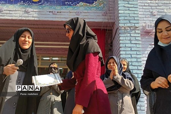 تقدیر از فعالان تربیتی مدارس رودهن توسط مدیران مدارس
