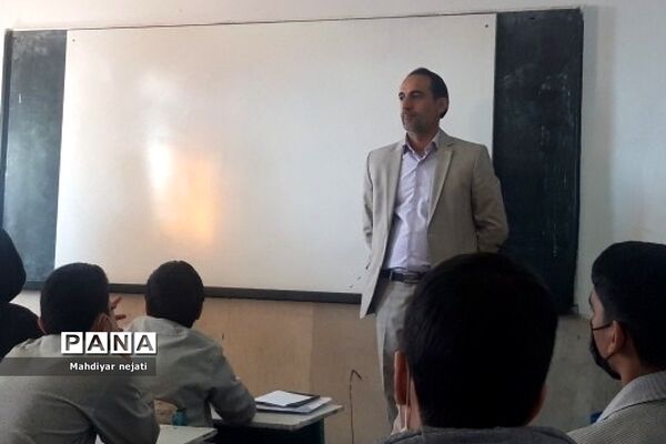 برگزاری جلسات جهاد تبیین در دبیرستان امام علی(ع) یک رودهن