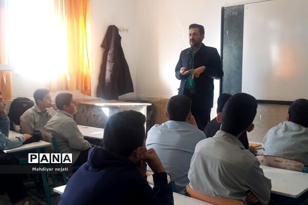 برگزاری جلسات جهاد تبیین در دبیرستان امام علی(ع) یک رودهن