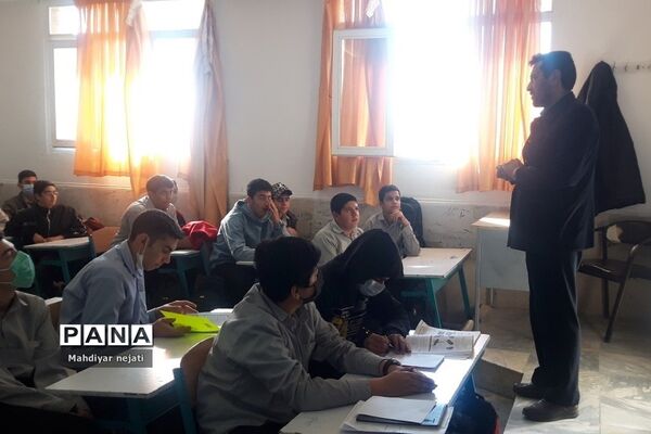 برگزاری جلسات جهاد تبیین در دبیرستان امام علی(ع) یک رودهن