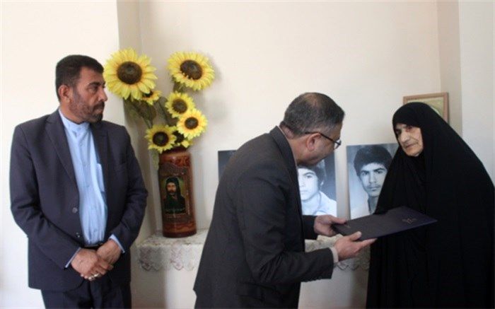 دیدار معاون وزیر آموزش و پرورش با خانواده شهید لک