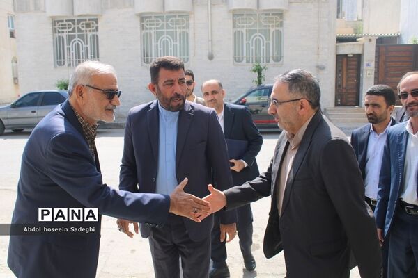 دیدار معاون وزیر آموزش و پرورش با خانواده شهید لک