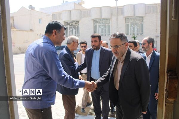 دیدار معاون وزیر آموزش و پرورش با خانواده شهید لک