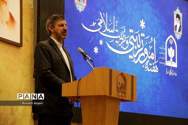 اعطای 30 کمک هزینه سفر کربلا به مربیان پرورشی قم