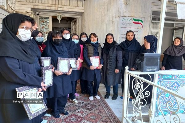 تقدیر از برگزیدگان مسابقات قرآنی و هنری در دبیرستان امیدوار ۲