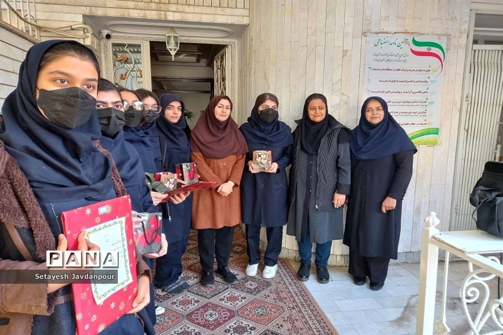 تقدیر از برگزیدگان مسابقات قرآنی و هنری در دبیرستان امیدوار ۲