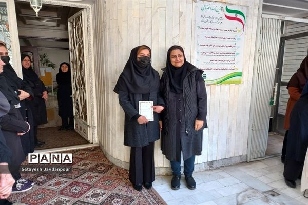 تقدیر از برگزیدگان مسابقات قرآنی و هنری در دبیرستان امیدوار ۲