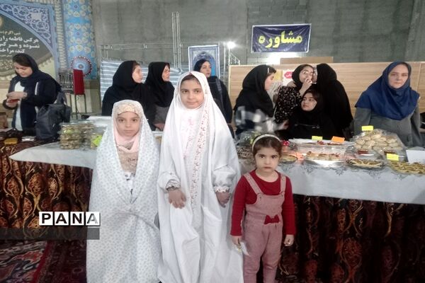 مسئولان اداره آموزش و پرورش شهرستان قدس در میز خدمت نماز جمعه پاسخگوی مراجعان مردمی