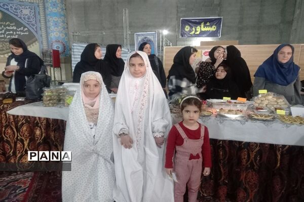 مسئولان اداره آموزش و پرورش شهرستان قدس در میز خدمت نماز جمعه پاسخگوی مراجعان مردمی