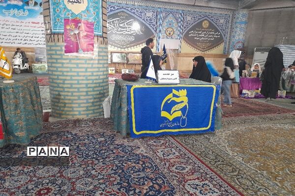 مسئولان اداره آموزش و پرورش شهرستان قدس در میز خدمت نماز جمعه پاسخگوی مراجعان مردمی