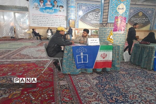مسئولان اداره آموزش و پرورش شهرستان قدس در میز خدمت نماز جمعه پاسخگوی مراجعان مردمی