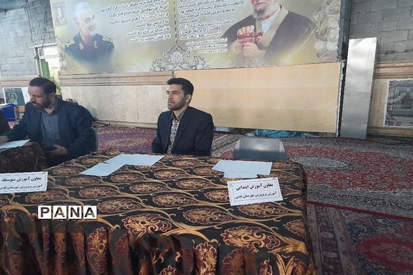 مسئولان اداره آموزش و پرورش شهرستان قدس در میز خدمت نماز جمعه پاسخگوی مراجعان مردمی